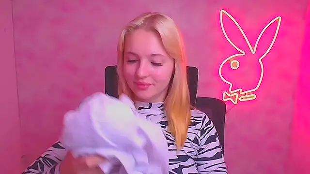 Snapshot of Milka_kiss_ chatting on 09/22/25, 05:46 Milka kiss online show from 09/22/25, 05:46