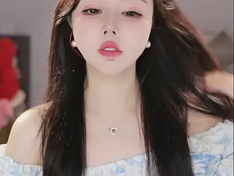 Qiaoqiao  online show from 12/18/25, 09:25