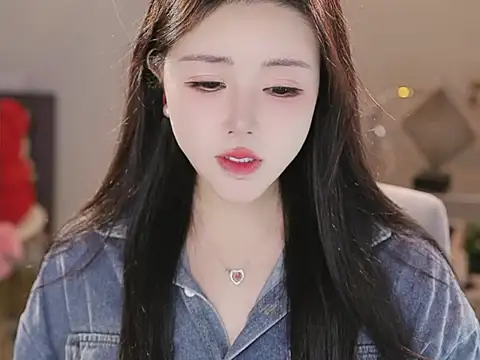 Qiaoqiao  online show from 12/16/25, 04:22