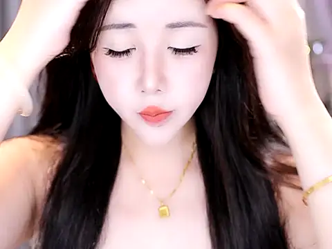 Qiaoqiao  online show from 10/16/25, 06:21