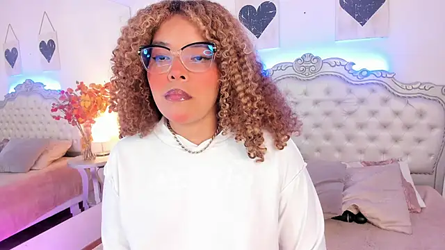 NiaColusi online show from 11/17/25, 06:56