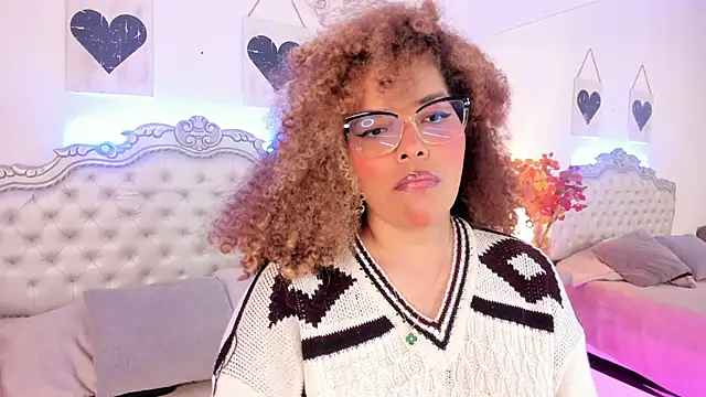 NiaColusi online show from 11/18/25, 07:50