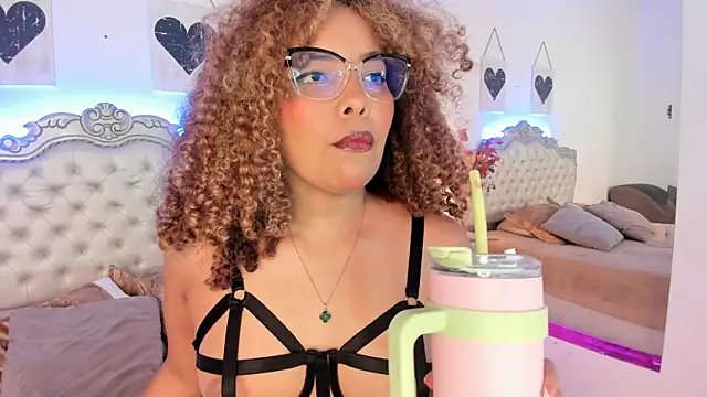 NiaColusi online show from 11/05/25, 07:50