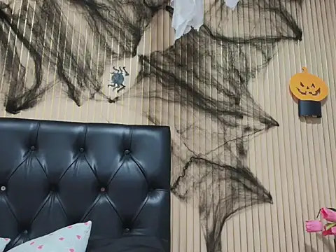 Snapshot of ysabel_sanchez4 chatting on 10/06/25, 10:21 ysabel sanchez4 online show from 10/06/25, 10:21