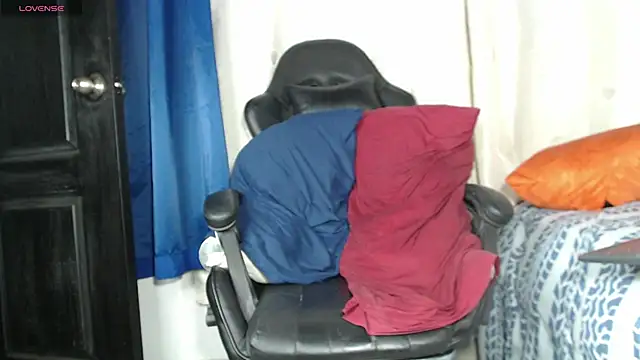 Snapshot of tizziano_castillo_ chatting on 03/01/25, 01:00 tizziano castillo online show from 03/01/25, 01:00