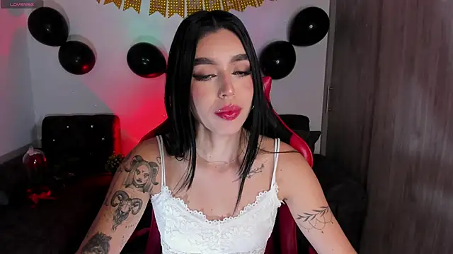 Snapshot of zoee_jackson chatting on 04/18/26, 04:04 zoee jackson online show from 04/18/26, 04:04