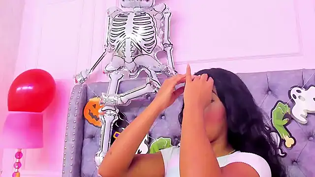 HaileeRoberts online show from 10/19/25, 01:14