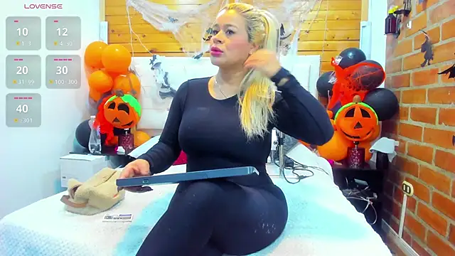 Snapshot of Dulcex69 chatting on 10/28/25, 10:14 Dulcex69 online show from 10/28/25, 10:14