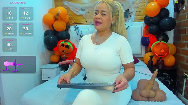 Snapshot of Dulcex69 chatting on 10/17/25, 01:35 Dulcex69 online show from 10/17/25, 01:35