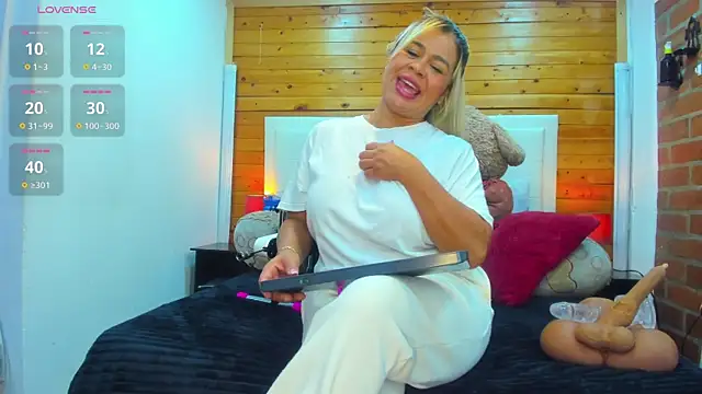 Snapshot of Dulcex69 chatting on 09/22/25, 12:00 Dulcex69 online show from 09/22/25, 12:00