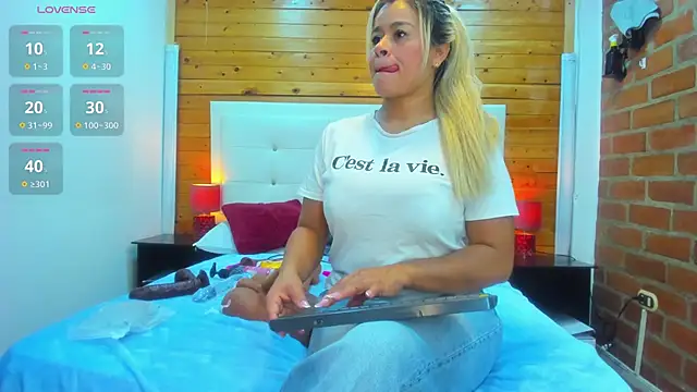 Snapshot of Dulcex69 chatting on 09/19/25, 01:37 Dulcex69 online show from 09/19/25, 01:37