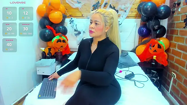 Snapshot of Dulcex69 chatting on 10/14/25, 11:44 Dulcex69 online show from 10/14/25, 11:44