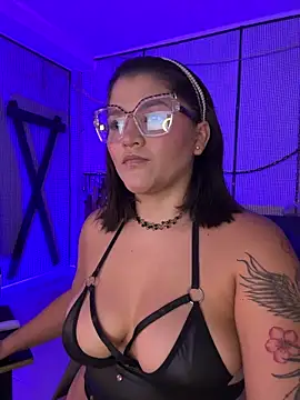 Snapshot of yey_bdsm chatting on 12/16/25, 01:04 yey bdsm online show from 12/16/25, 01:04