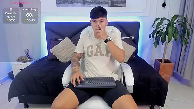 Cristopher strong online show from 11/02/25, 09:47