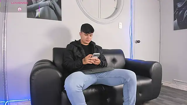 Snapshot of Cristopher_strong chatting on 02/04/26, 12:11 Cristopher strong online show from 02/04/26, 12:11