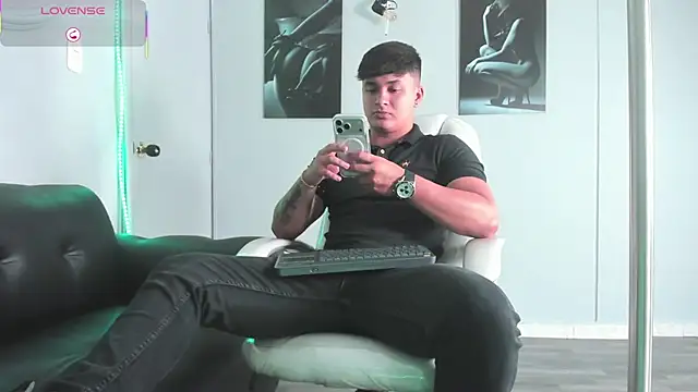 Snapshot of Cristopher_strong chatting on 01/17/26, 01:47 Cristopher strong online show from 01/17/26, 01:47