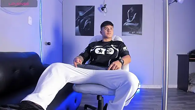 Snapshot of Cristopher_strong chatting on 02/25/26, 01:55 Cristopher strong online show from 02/25/26, 01:55