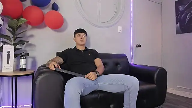 Snapshot of Cristopher_strong chatting on 06/19/26, 12:00 Cristopher strong online show from 06/19/26, 12:00