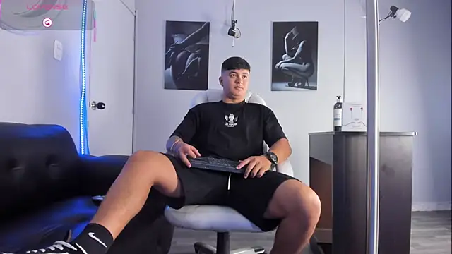 Snapshot of Cristopher_strong chatting on 02/18/26, 01:29 Cristopher strong online show from 02/18/26, 01:29