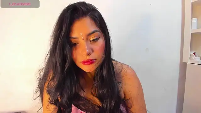 lolaa staars online show from 04/28/26, 08:24