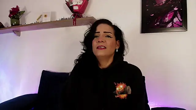 Snapshot of Elliee_ chatting on 12/18/25, 04:44 Elliee online show from 12/18/25, 04:44