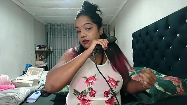 Snapshot of Indianmayaxoxo chatting on 09/24/25, 10:00 Indianmayaxoxo online show from 09/24/25, 10:00