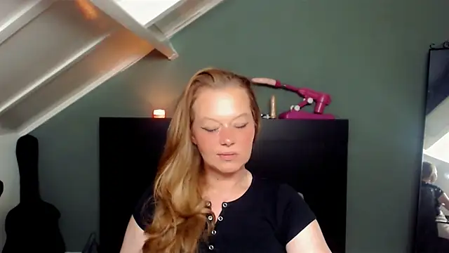 Snapshot of roxanna24 chatting on 04/26/26, 07:33 roxanna24 online show from 04/26/26, 07:33
