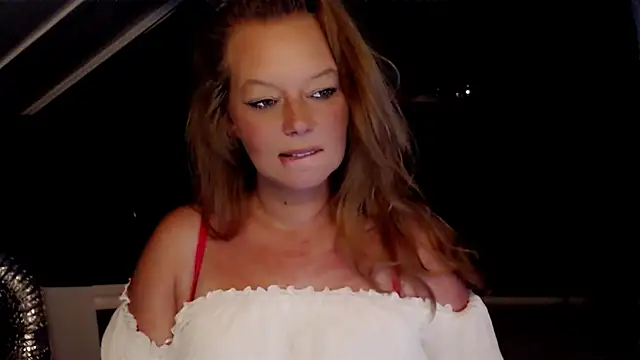 Snapshot of roxanna24 chatting on 05/29/26, 10:49 roxanna24 online show from 05/29/26, 10:49
