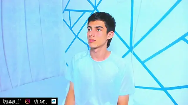 Snapshot of liam_scott77 chatting on 10/27/25, 08:43 liam scott77 online show from 10/27/25, 08:43