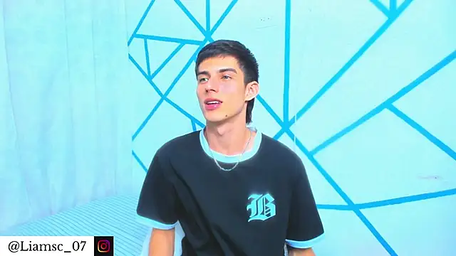 Snapshot of liam_scott77 chatting on 11/15/25, 10:47 liam scott77 online show from 11/15/25, 10:47