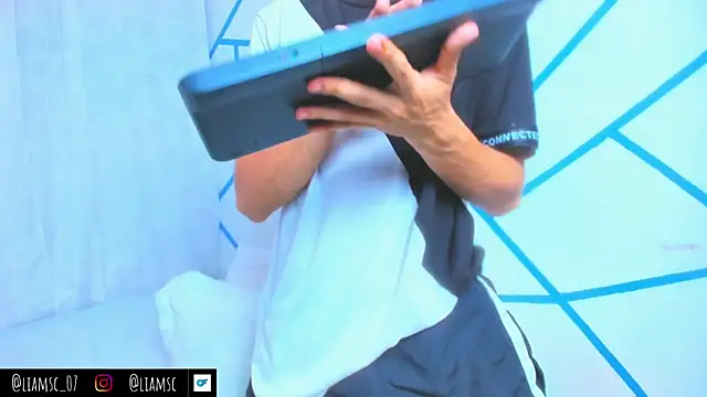 Snapshot of liam_scott77 chatting on 10/25/25, 09:48 liam scott77 online show from 10/25/25, 09:48