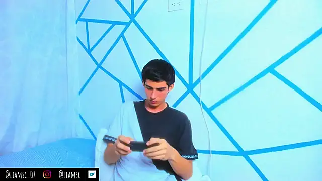 Snapshot of liam_scott77 chatting on 09/28/25, 12:06 liam scott77 online show from 09/28/25, 12:06