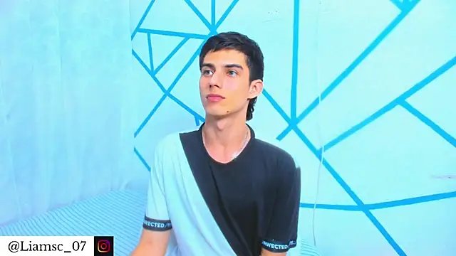 Snapshot of liam_scott77 chatting on 11/19/25, 10:10 liam scott77 online show from 11/19/25, 10:10