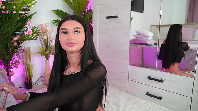 Snapshot of EmilyHudsson_1 chatting on 02/25/25, 06:01 EmilyHudsson 1 online show from 02/25/25, 06:01