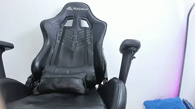 selena robertss  online show from 11/15/25, 02:04