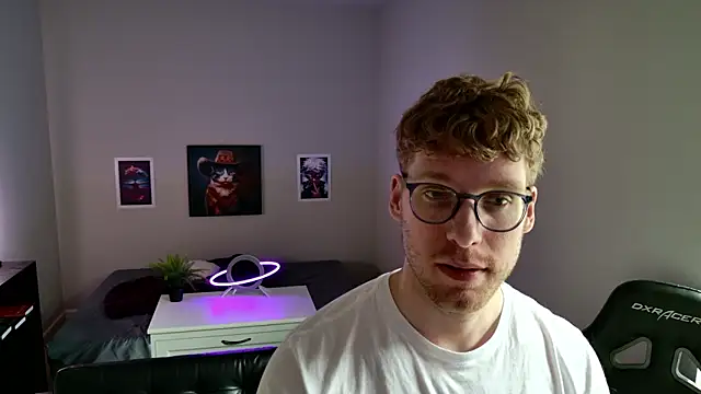 Snapshot of BlueEyedTallGuy94 chatting on 02/18/26, 07:43 BlueEyedTallGuy94 online show from 02/18/26, 07:43