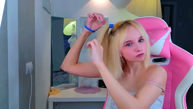 b4by LoL1 online show from 04/11/26, 12:31