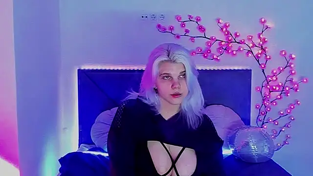 Snapshot of JoannLowe chatting on 03/16/26, 08:22 JoannLowe online show from 03/16/26, 08:22