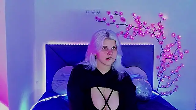 Snapshot of JoannLowe chatting on 03/18/26, 08:21 JoannLowe online show from 03/18/26, 08:21