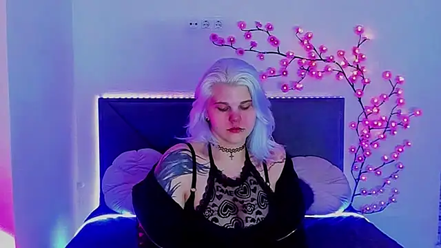 Snapshot of JoannLowe chatting on 04/14/26, 07:41 JoannLowe online show from 04/14/26, 07:41