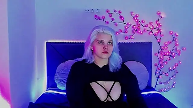 Snapshot of JoannLowe chatting on 04/15/26, 07:58 JoannLowe online show from 04/15/26, 07:58