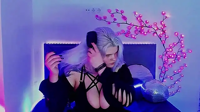 Snapshot of JoannLowe chatting on 03/19/26, 09:04 JoannLowe online show from 03/19/26, 09:04