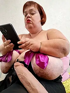 Snapshot of MIDGET-TITS chatting on 10/19/25, 08:06 MIDGET-TITS online show from 10/19/25, 08:06