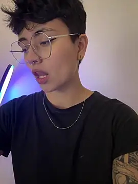 Snapshot of Ashley_Chriss chatting on 03/09/25, 11:03 Ashley Chriss online show from 03/09/25, 11:03