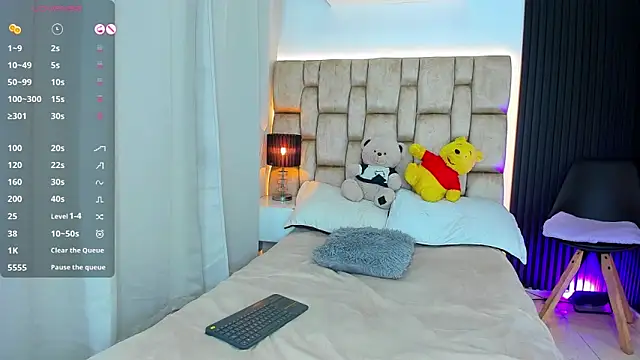 Snapshot of little_sophie18 chatting on 09/26/25, 09:21 little sophie18 online show from 09/26/25, 09:21