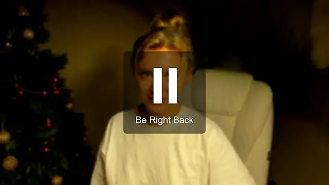 Snapshot of foxy_blond chatting on 12/17/25, 12:15 foxy blond online show from 12/17/25, 12:15