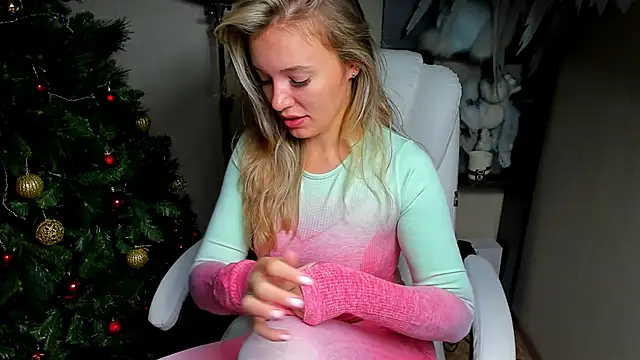 Snapshot of foxy_blond chatting on 12/04/25, 12:31 foxy blond online show from 12/04/25, 12:31