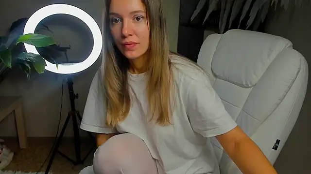 Snapshot of foxy_blond chatting on 10/22/25, 11:25 foxy blond online show from 10/22/25, 11:25