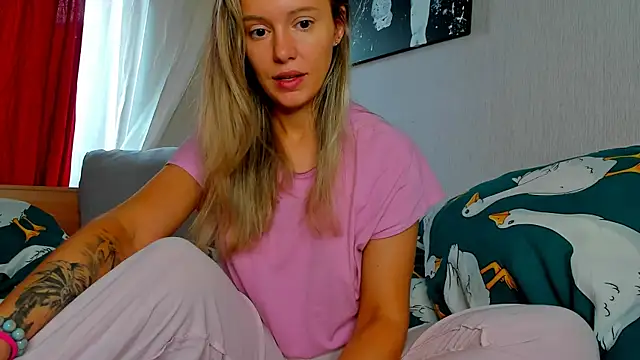 Snapshot of foxy_blond chatting on 11/09/25, 06:39 foxy blond online show from 11/09/25, 06:39