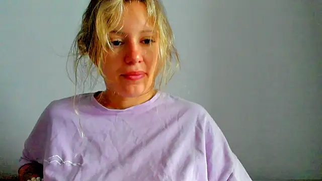 Snapshot of foxy_blond chatting on 05/14/26, 12:40 foxy blond online show from 05/14/26, 12:40